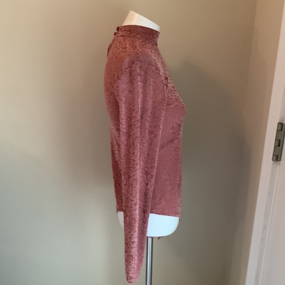 NWT Guess Rose Colored Long Sleeved Patterned Bodysuit Size Medium - Picture 3 of 4